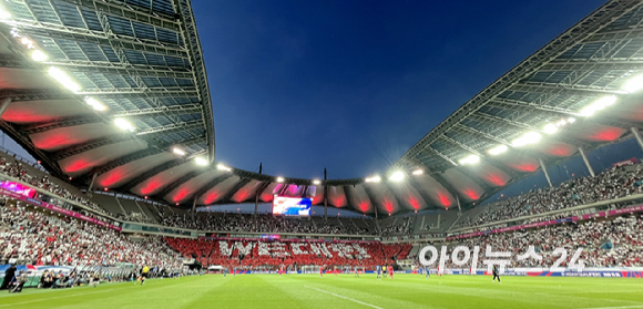 10일 오후 경기도 서울월드컵경기장에서 열린 22026 FIFA 북중미 월드컵 아시아 3차 예선 조별리그 B조 10차전 최종전 대한민국과 쿠웨이트의의 경기에서 관중들이 'WE 대한' 카드섹션을 하고 있다. [사진=곽영래 기자]