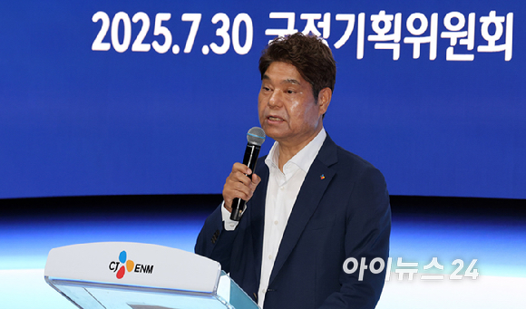 정태호 국정기획위원회 경제1분과장과 허민회 CJ 경영지원대표를 비롯한 위원들이 30일 경기 파주시 탄현면 CJ ENM 스튜디오를 찾아 VP Stage 시연을 하고 있다. [사진=사진공동취재단]