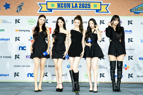 그룹 미야오가 지난 1일(현지시간)부터 3일까지 미국 로스앤젤레스 크립토닷컴 아레나에서 열린 K-팝 팬&아티스트 페스티벌 '케이콘 엘에이 2025(KCON LA 2025)' 레드카펫 행사에 참석해 포즈를 취하고 있다. [사진=CJ ENM]