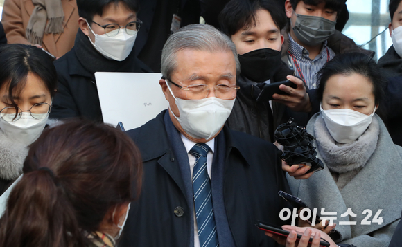 김종인 국민의힘 총괄선거대책위원장이 31일 서울 마포의 한 음식점에서 이준석 대표와 오찬 회동을 마친 뒤 걸어나오며 취재진의 질문을 받고 있다. [사진=국회사진취재단]