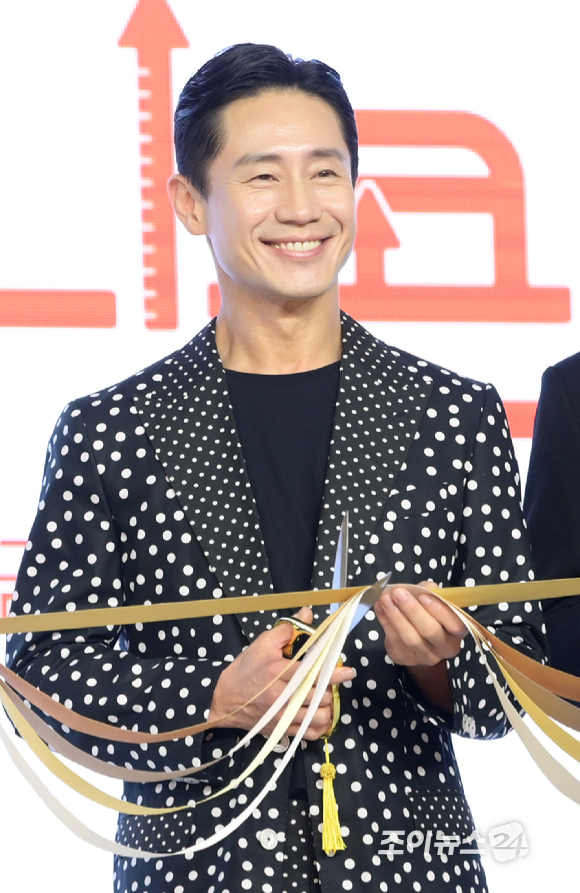 배우 신하균이 22일 오전 서울 여의도 콘래드호텔에서 열린 쿠팡플레이 시트콤 '유니콘' 제작발표회에 리본 커팅식을 갖고 있다. [사진=정소희 기자]