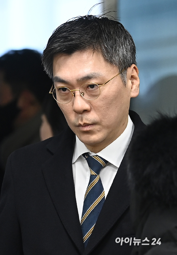 특정경제범죄처벌법상 사기와 자본시장법 위반 혐의를 받는 김정환 MBK파트너스 부사장이 구속 전 피의자 심문(영장실질심사)을 위해 13일 서울 서초구 서울중앙지방법원에 들어서고 있다. [사진=곽영래 기자]