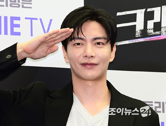 배우 이민기가 13일 오후 서울 마포구 상암동 스탠포드호텔에서 열린 ENA 새 월화드라마 '크래시'(연출 박준우, 극본 오수진) 제작발표회에 참석하고 있다. [사진=정소희 기자]