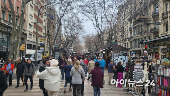 바르셀로나 람블라스 거리에 사람들로 가득하다. MWC 2023을 앞두고 전 세계 관람객들이 모이면서 거리는 더 붐비고 있다. [사진=정종오 기자]