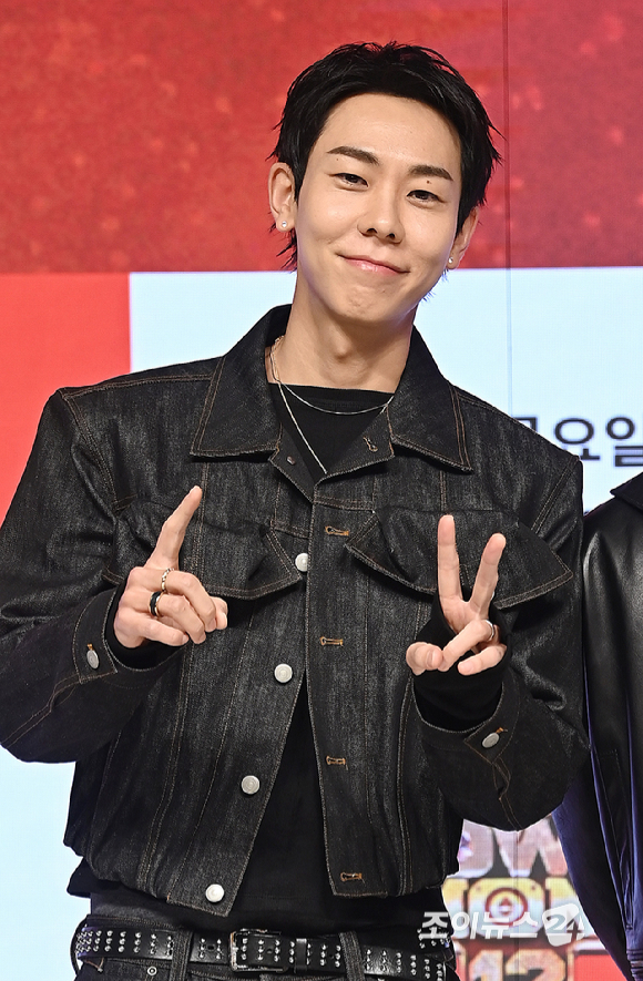 가수 로꼬, 그레이가 15일 서울 강남구 엘리에나 호텔에서 열린 Mnet '쇼미더머니12' 제작발표회에서 포즈를 취하고 있다. [사진=곽영래 기자]