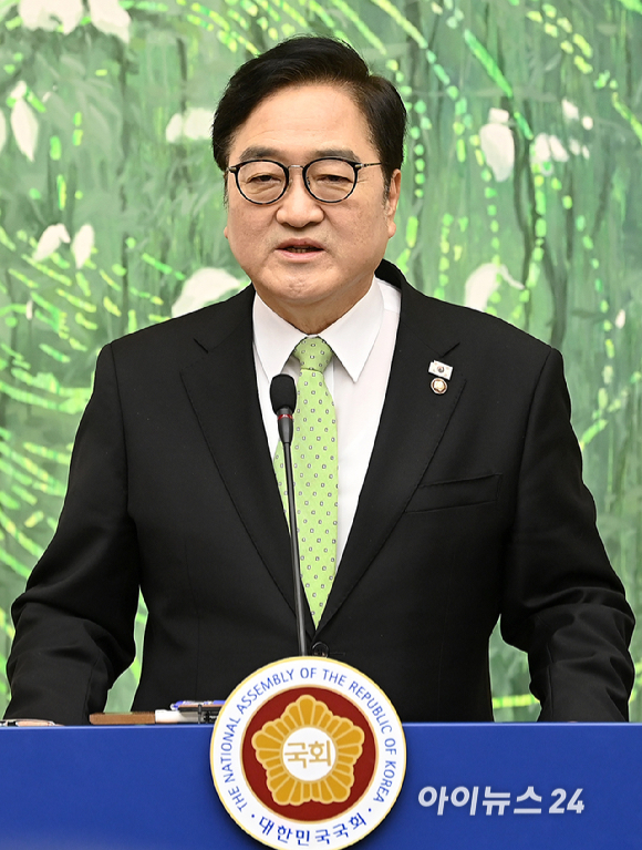 우원식 국회의장이 10일 서울 여의도 국회에서 개헌 관련 긴급 기자회견을 하고 있다. [사진=곽영래 기자]