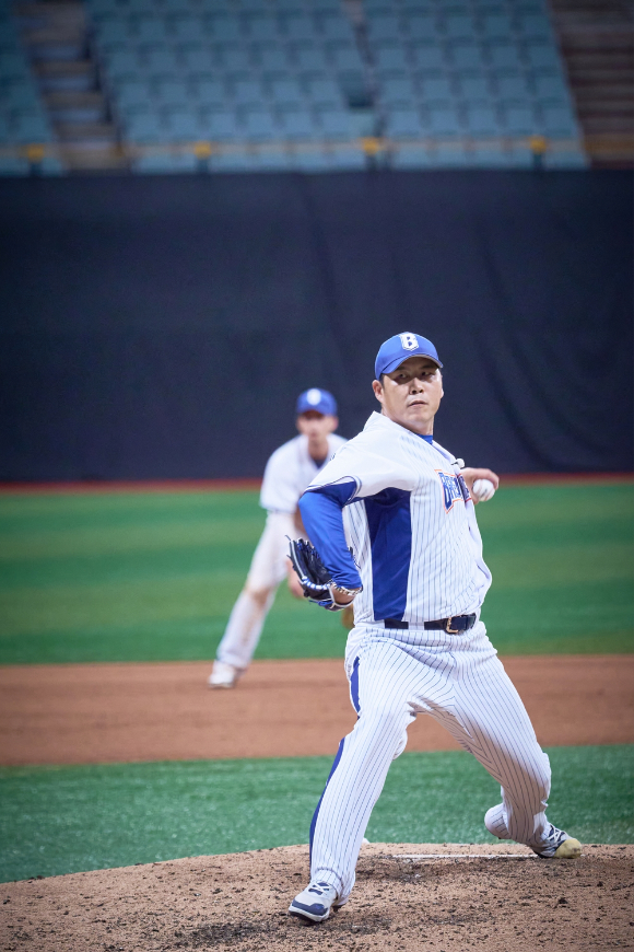 윤석민이 마운드에서 공을 던지고 있다. [사진=JTBC '최강야구']