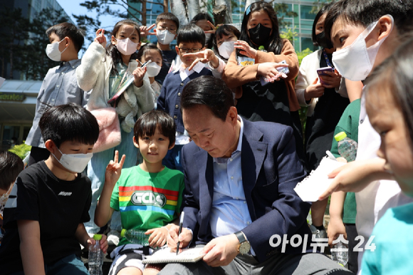 윤석열 대통령 당선인이 5일 어린이날을 맞아 당선인이 거주하는 아파트 이웃 어린이들에게 사인을 해주며 즐거운 시간을 보내고 있다. [사진=당선인 대변인실]