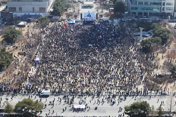 대전시청 남문광장 가득 메운 탄핵 반대 집회 참가자들 [사진=연합뉴스]