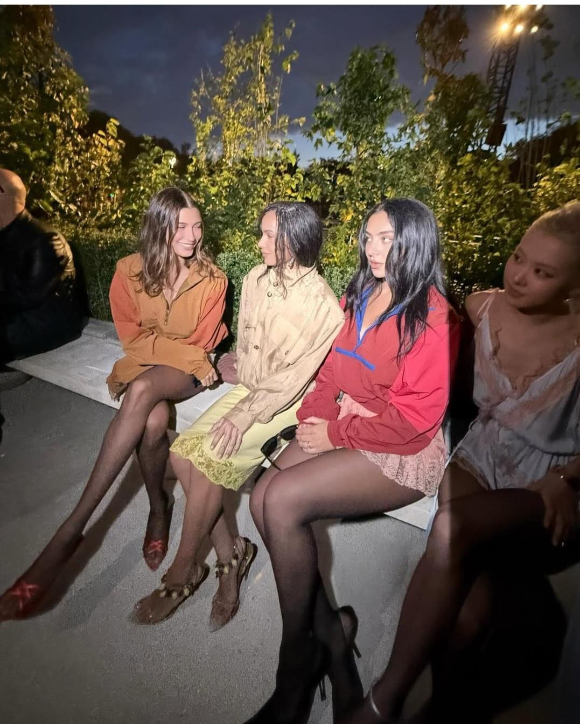 팝스타 마돈나가 프랑스 파리 패션위크에서 '인종차별 논란'을 겪은 여성아이돌 블랙핑크 로제와 함께한 사진을 공개했다. [사진=마돈나 인스타그램]