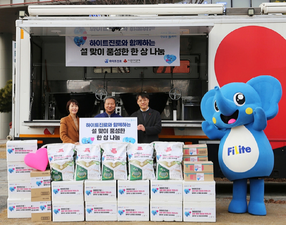 지난 5일 서울 용산구 흑석동에 위치한 원봉공회 밥차에서 하이트진로, 원봉공회, 사회복지공동모금회 관계자들이 참석한 가운데 &lsquo;설 명절 밥차 한상 나눔&rsquo; 전달식을 진행했다. [사진=하이트진로]