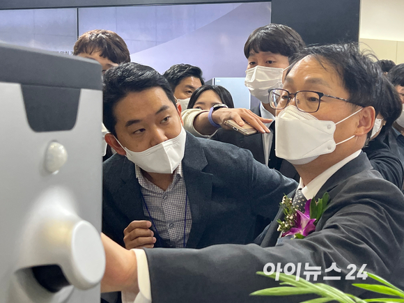 구현모 KT 대표(우)가 20일 개최한 월드IT쇼 2022에서 LG전자 부스를 방문해 LG 클로이 AI 로봇을 살펴보고 있다. [사진=김문기 기자]