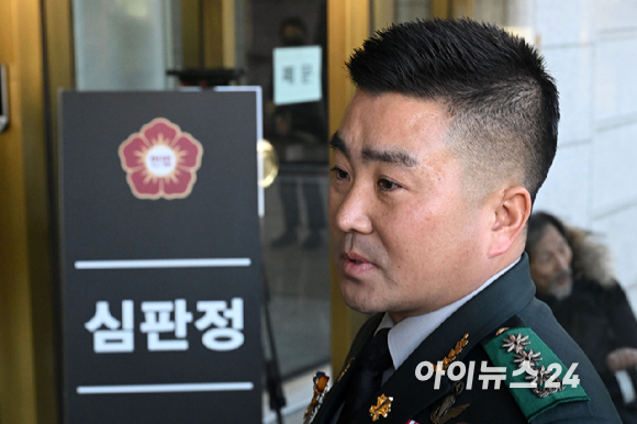 12&middot;3 비상계엄 사태 당시 국회에 투입됐던 707특수임무단을 이끄는 김현태 단장이 6일 서울 종로구 헌법재판소에서 열린 탄핵 심판 6차 변론기일에 증인 출석하고 있다. [사진=사진공동취재단]