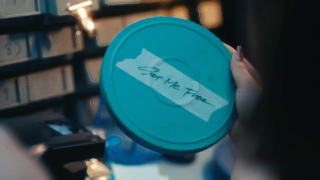 트와이스의 열두 번째 미니 앨범 'READY TO BE' 타이틀곡 'SET ME FREE' 뮤직비디오 두 번째 티저가 공개돼 관심을 모으고 있다. [사진=트와이스 'SET ME FREE' MV 티저 영상 캡쳐]