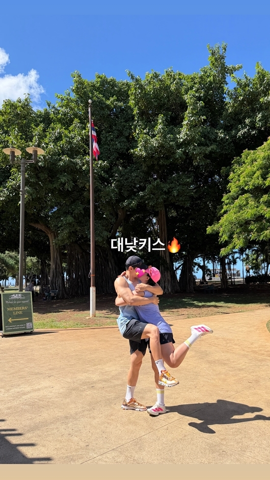 랄랄, 하와이서 남편과 &apos;찐한&apos; 애정 표현 &quot;대낮 키스&quot;