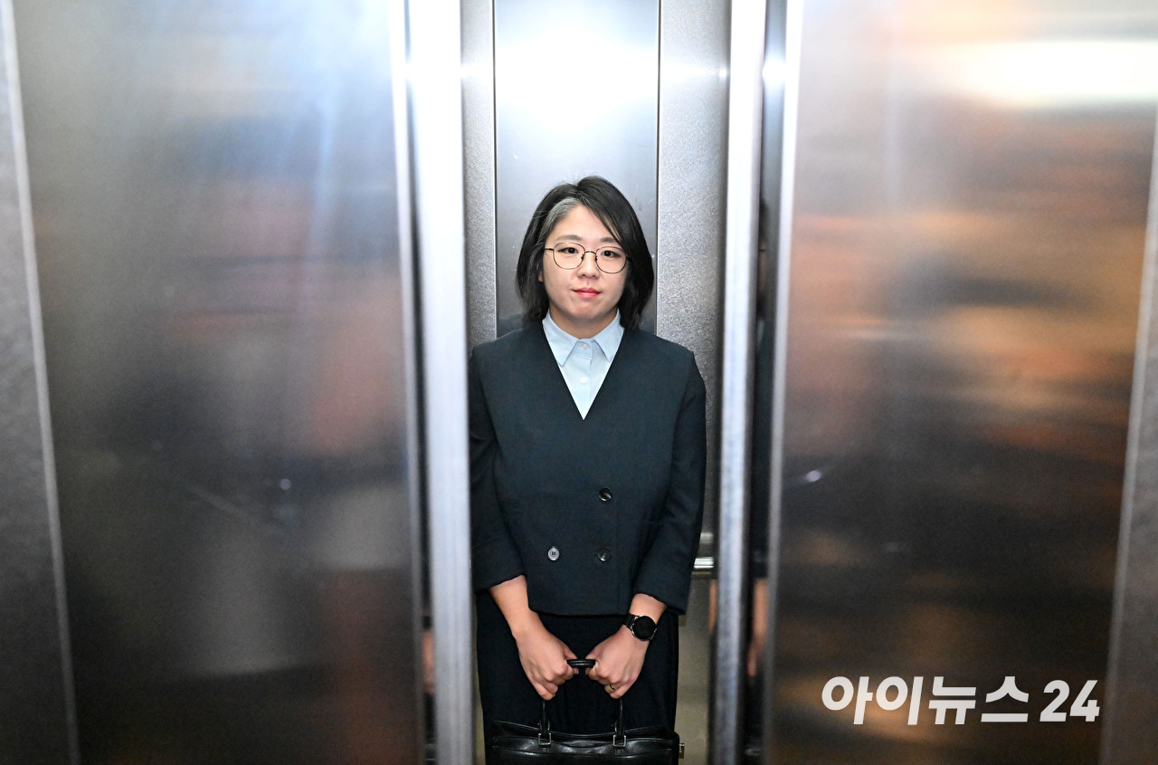 용혜인 성평등가족부 장관 후보자가 2일 서울 서대문구에 마련된 인사청문회 준비 사무실로 출근하고 있다. [사진=곽영래 기자]