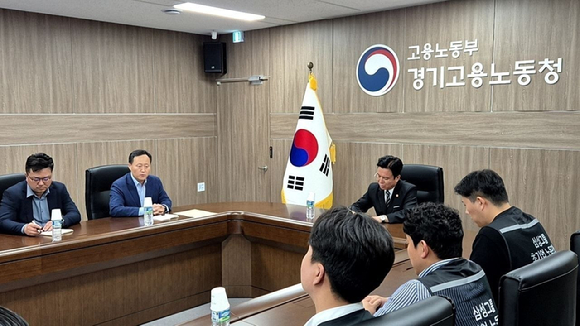 김영훈 고용노동부 장관(가운데)이 20일 수원 경기고용노동청에서 삼성전자 노사와 협상을 진행하고 있다. 왼쪽이 삼성전자 인사 담당 임원들, 오른쪽이 삼성전자 노조 관계자들. [사진=고용노동부]