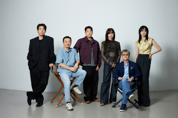 배우 박정민, 신현빈, 임성재, 연상호 감독, 한지현, 권해효가 영화 '얼굴' 언론시사회에 앞서 포즈를 취하고 있다. [사진=플러스엠엔터테인먼트]