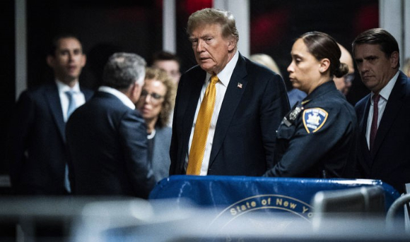 도널드 트럼프 전 미국 대통령이 지난 29일(한국시간) 뉴욕 맨해튼 형사법원에 출석했다. [사진=뉴시스]