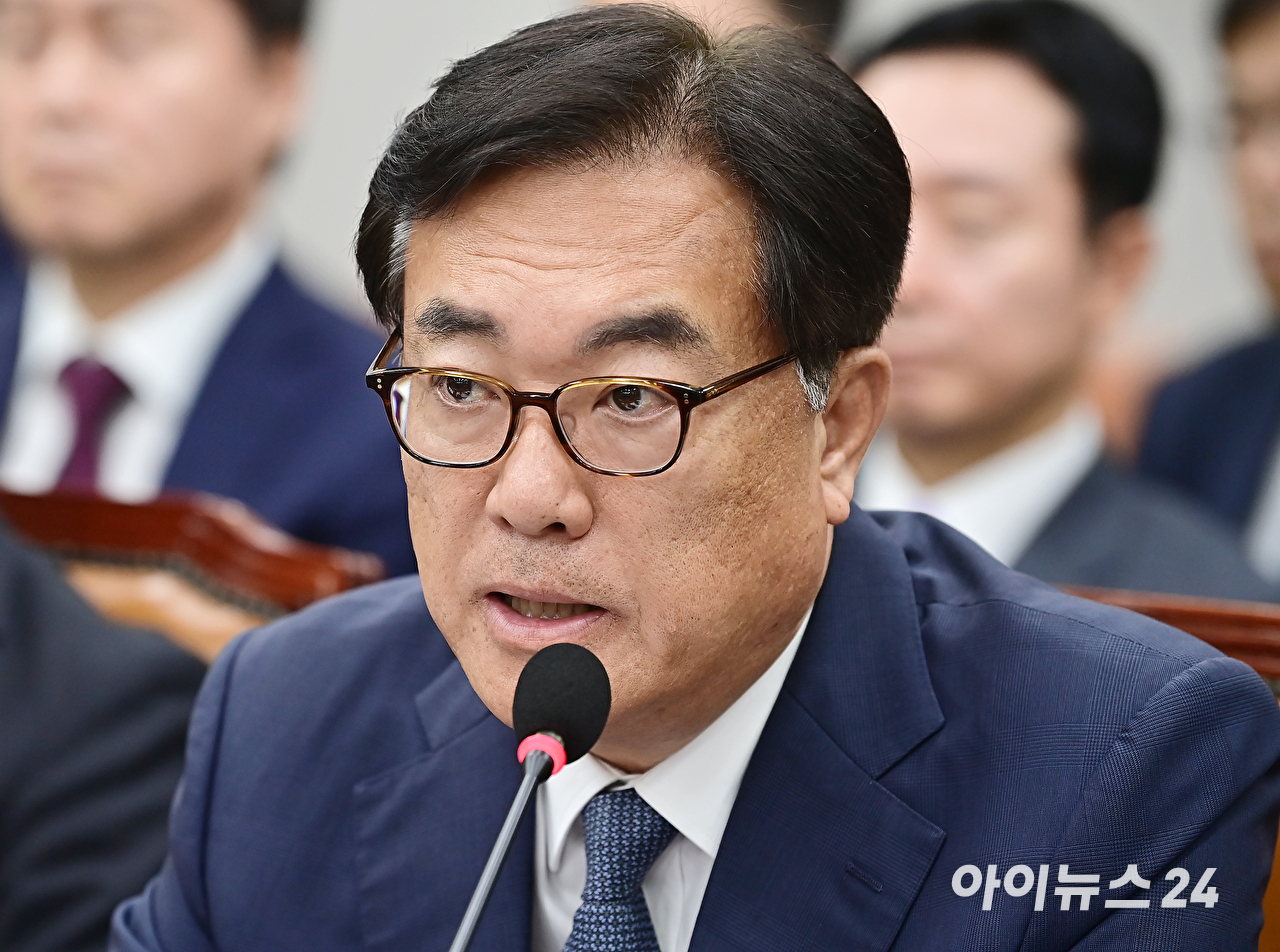 정진석 전 대통령 비서실장이 2024년 7월 1일 오전 서울 여의도 국회에서 열린 국회운영위원회 전체회의실에서 질의에 답변하고 있다. [사진=곽영래 기자]