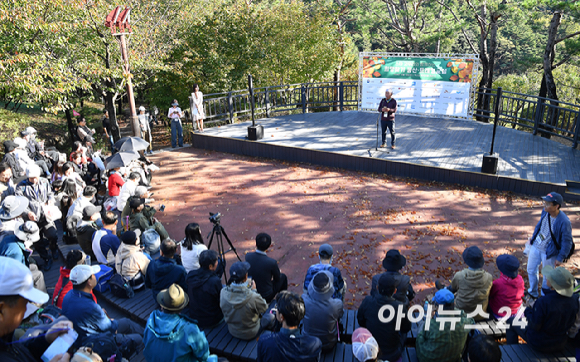 박동석 조이뉴스24 사장 겸 발행인이 19일 서울 종로구 부암동 백사실 계곡에서 진행된 '스타 고우리와 함께 하는 제10회 희망찾기 등산·트레킹 교실'(이하 트레킹교실)에서  개회사를 하고 있다.