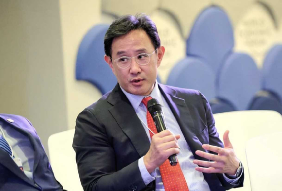 최윤범 고려아연 회장이 지난 21일 다보스포럼 핵심광물 전략적 파트너십과 투자 세션에사 공식 연사로 나서 발언하고 있다. [사진=고려아연]