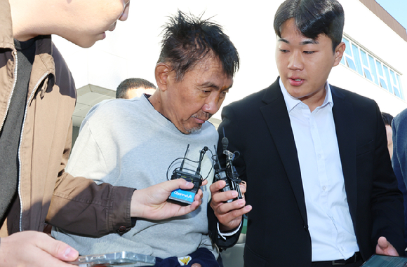 인천 한 대형 상업시설에서 흉기를 휘둘러 시민 10명을 살해하려 한 혐의로 구속된 최충락(59)이 23일 오전 인천 남동경찰서에서 인천지방공소청으로 송치되고 있다. 2026.10.23 [사진=연합뉴스]
