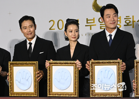 배우 이병헌, 정유미, 이희준(왼쪽부터)이 7일 오후 부산 해운대구 벡스코 오디토리움에서 열린 '2021 부일영화상' 레드카펫에 참석해 포즈를 취하고 있다.