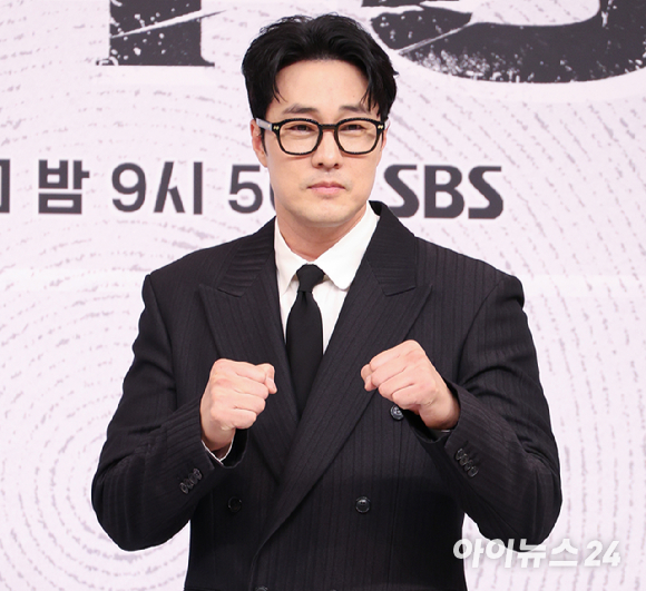 배우 소지섭이 지난 6월 서울 양천구 목동 SBS에서 진행된 SBS 새 금토드라마 '김부장' 제작발표회에 참석해 포즈를 취하고 있다. [사진=문수지 기자]