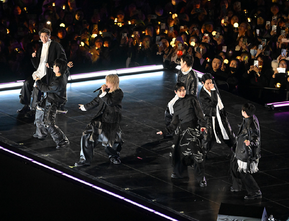 방탄소년단(BTS)이 21일 오후 서울 광화문 광장에서 정규 5집 '아리랑(ARIRANG)' 앨범 발매를 기념해 컴백 무대를 선보이고 있다. [사진=사진공동취재단]