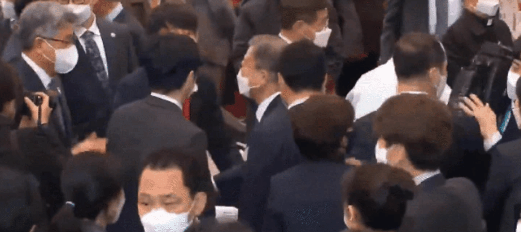 문재인 대통령이 30일 서울 종로구 조계사에서 열린 대한불교조계종 제15대 종정 중봉 성파 대종사 추대법회에서 이준석 국민의힘 대표와 인사하고 있다. [영상=유튜브 'BBS불교방송']