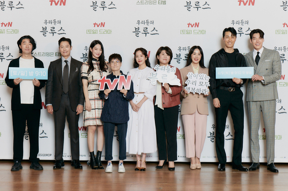 김규태 PD, 노희경 작가와 전 출연진이 7일 온라인으로 진행된 tvN 새 토일드라마 '우리들의 블루스' 제작발표회에 참석해 포즈를 취하고 있다. [사진=tvN]