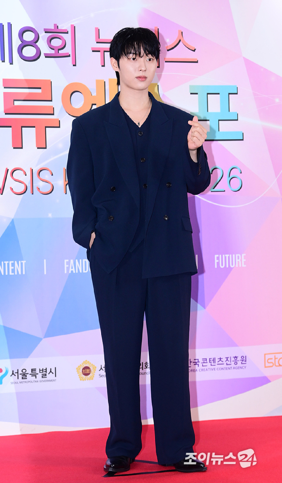 배우 최현욱이 28일 오후 서울 중구 소공동 롯데호텔에서 열린 '제8회 뉴 시스 한류엑스포' 시상식 포토월 행사에 참석하고 있다. [사진=정소희 기자]