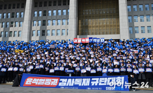 이재명 더불어민주당 대표가 17일 오전 서울 여의도 국회 본청 계단에서 열린 윤석열 정권 검사독재 규탄대회에서 발언하고 있다. [사진=김성진 기자]