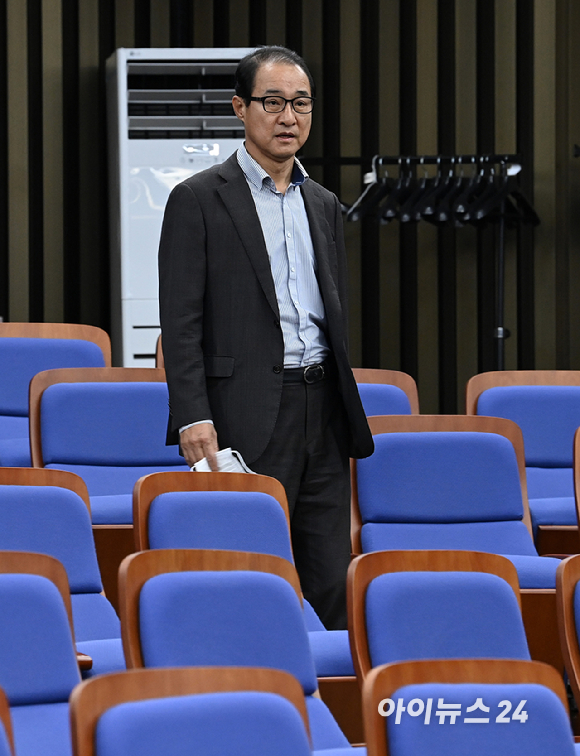 더불어민주당 '2021년 전당대회 돈 봉투' 의혹에 연루돼 탈당 의사를 밝힌 이성만 의원이 2023년 5월 3일 오후 서울 여의도 국회에서 열린 의원총회에 참석하고 있다. [사진=김성진 기자]