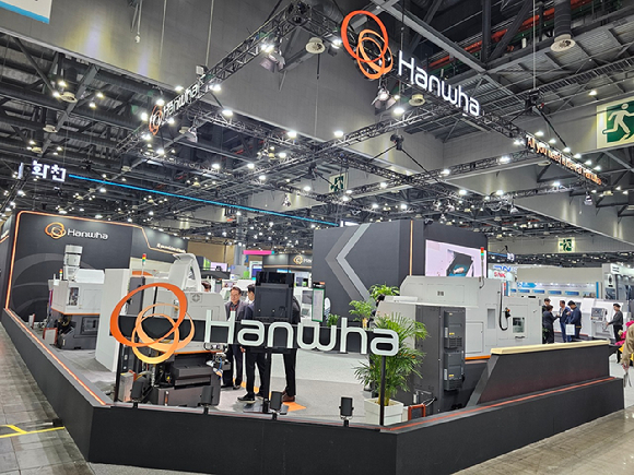 한화정밀기계는 4월1일부터 5일까지 열리는 대한민국 최대 생산제조기술 전시회 SIMTOS 2024에 참가해 임플란트 가공 덴탈밀링기(H.Denfit) 등의 신제품 4종을 포함한 총 10대의 장비를 출품하며 역대급 규모의 전시를 진행하고 있다. [사진=한화정밀기계]