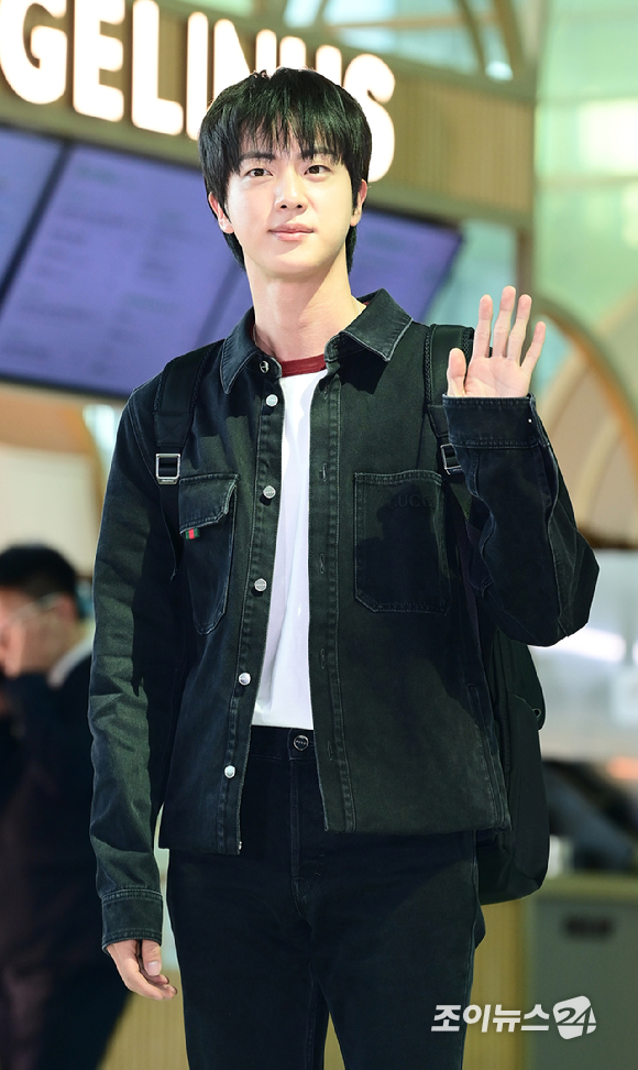 그룹 방탄소년단(BTS) 진이 18일 밀라노 패션쇼에 참석하기 위해 인천국제공항을 통해 출국하고 있다. [사진=정소희 기자]