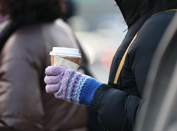 추운 날씨 속 서울 종로구 광화문 세종대로사거리에서 커피를 한 손에 든 시민이 발걸음을 옮기고 있다. [사진=연합뉴스]