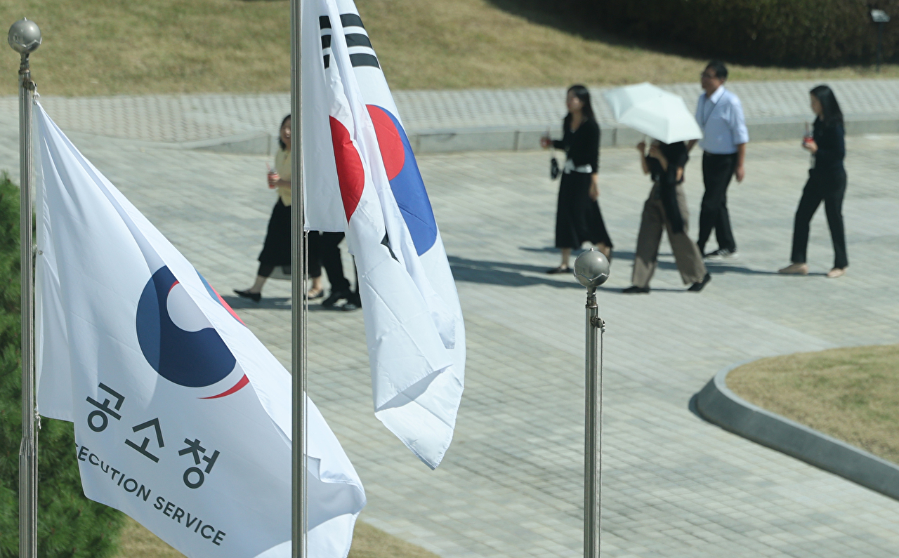 지난 8일 서울 서초동 공소청에서 관계자들이 이동하고 있다. 2026.10.8 [사진=연합뉴스]