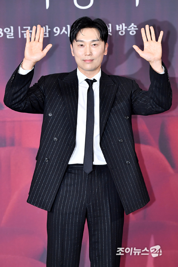 배우 서현우가 10일 오후 서울 용산구 CGV 용산아이파크몰점에서 진행된 SBS 새 금토드라마 '우리영화' 제작발표회에 참석해 포즈를 취하고 있다. [사진=문수지 기자]