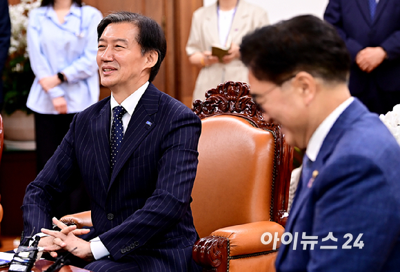 우원식 국회의장이 2일 오후 서울 여의도 국회에서 조국혁신당 조국 대표를 접견, 환담을 나누고 있다. [사진=곽영래 기자]