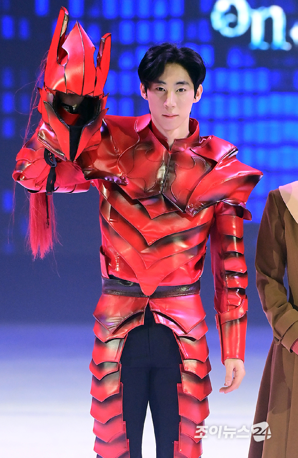 피겨선수 이시형이 23일 오후 서울 목동아이스링크에서 열린 뮤지컬 '나 혼자만 레벨업 on ICE' 프레스콜에서 포토타임을 갖고 있다. [사진=정소희 기자]