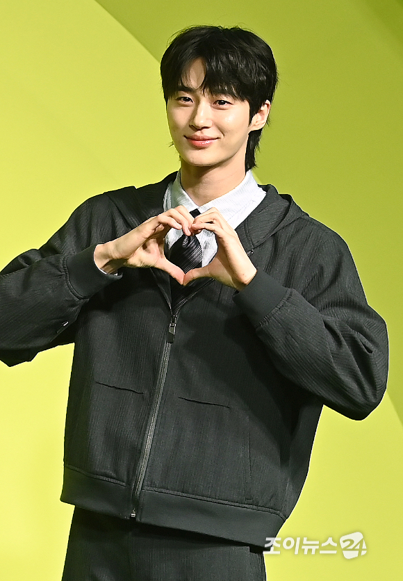 배우 변우석이 19일 오전 서울 종로구 JW 메리어트 동대문 스퀘어 서울에서 열린 넷플릭스 '유재석 캠프' 제작발표회에서 포즈를 취하고 있다. [사진=곽영래 기자]