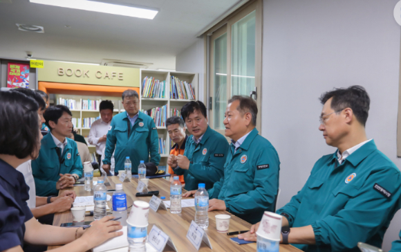 이상민 행정안전부 장관이 14일 인천 청라 아파트 지하 주차장 화재 현장을 방문해 수습 상황을 점검하고 있다. [사진=서구]