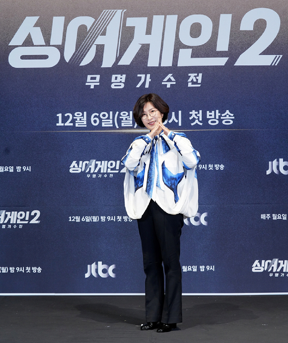 가수 이선희가 6일 온라인으로 진행된 JTBC '싱어게인 시즌 2-무명가수전' 제작발표회에 참석해 포즈를 취하고 있다. [사진=JTBC]