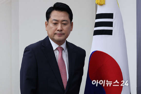 장동혁 국민의힘 대표와 송언석 원내대표가 8일 국회에서 열린 최고위원회의에 참석하고 있다. [사진=곽영래 기자]