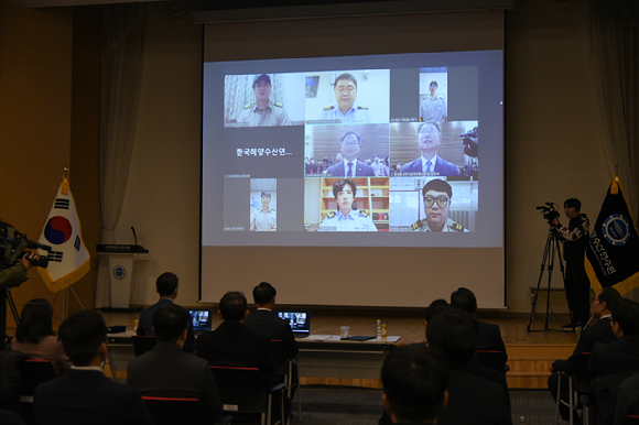 5일 오전 부산 해양수산연수원 대강당에서 김성범 해양수산부 장관 직무대행이 원양에서 운항 중인 선박들과 다중 화상통화를 연결해 선원들과 대화를 나누고 있다. [사진=선원기금재단]