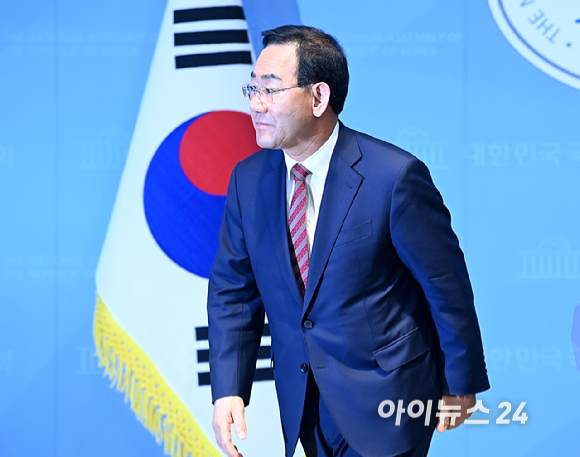 6&middot;3 지방선거 국민의힘 대구시장 경선에서 컷오프(공천 배제)된 주호영 의원이 23일 서울 여의도 국회 소통관에서 불출마 기자회견을 마친 뒤 회견장을 나서고 있다. [사진=곽영래 기자]