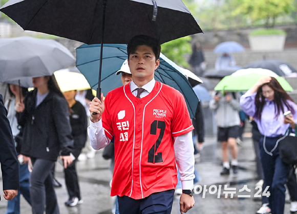 국민의힘 김용태 비상대책위원장이 15일 오전 김문수 대선 후보의 유세를 돕기 위해 서울 구로구 신도림역 입구로 향하고 있다. [사진=곽영래 기자]