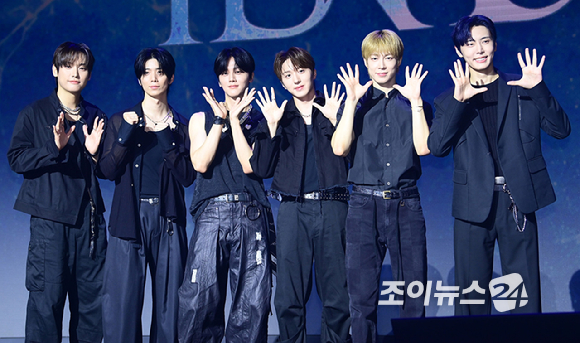 그룹 에스에프나인(SF9) 인성이 26일 오후 서울 마포구 상암동 큐브컨벤션센터에서 열린 SF9 정규 2집 '터내서티(TENACITY)' 프레스 쇼케이스에 참석해 타이틀곡 '위드아웃 윙스' 무대를 선보이고 있다. [사진=정소희 기자]